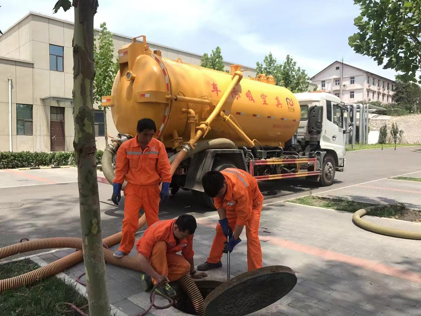 巴楚化粪池清理与5-8吨吸粪车施工效率分析
